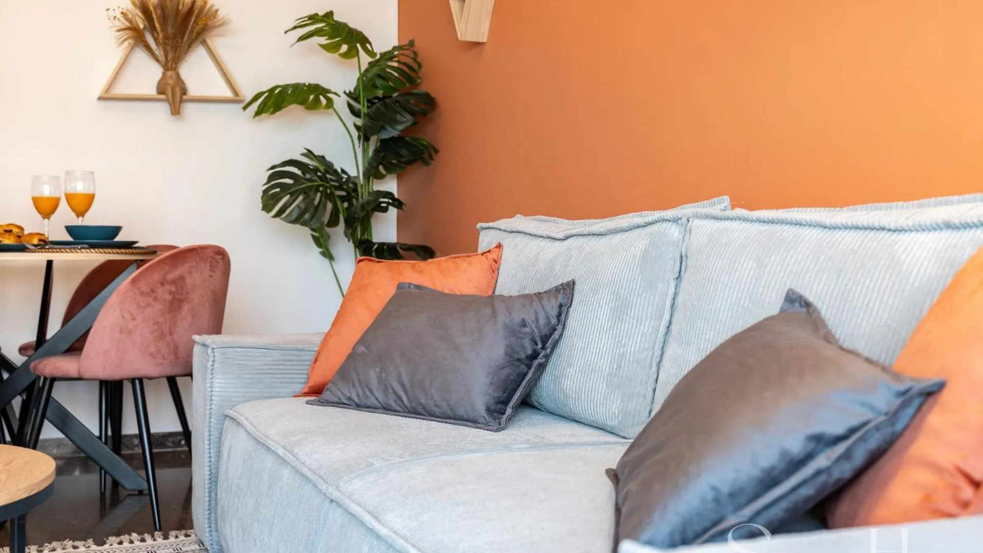 First Line , Cosy And Comfortable + Swimming Pool Torremolinos Apartment
